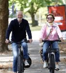 Amsterdam 22 augustus 2026
Caroline Tensen en haar man Ernst-Jan Smids op de fiets in Amsterdam zuid 