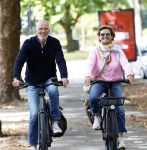 Amsterdam 22 augustus 2026
Caroline Tensen en haar man Ernst-Jan Smids op de fiets in Amsterdam zuid 