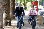 Amsterdam 22 augustus 2026
Caroline Tensen en haar man Ernst-Jan Smids op de fiets in Amsterdam zuid 