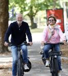 Amsterdam 22 augustus 2026
Caroline Tensen en haar man Ernst-Jan Smids op de fiets in Amsterdam zuid 