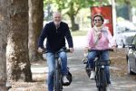 Amsterdam 22 augustus 2026
Caroline Tensen en haar man Ernst-Jan Smids op de fiets in Amsterdam zuid 