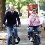 Amsterdam 22 augustus 2026
Caroline Tensen en haar man Ernst-Jan Smids op de fiets in Amsterdam zuid 
