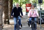 Amsterdam 22 augustus 2026
Caroline Tensen en haar man Ernst-Jan Smids op de fiets in Amsterdam zuid 