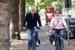 Amsterdam 22 augustus 2026
Caroline Tensen en haar man Ernst-Jan Smids op de fiets in Amsterdam zuid 