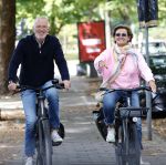 Amsterdam 22 augustus 2026
Caroline Tensen en haar man Ernst-Jan Smids op de fiets in Amsterdam zuid 