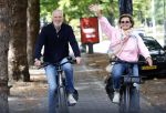 Amsterdam 22 augustus 2026
Caroline Tensen en haar man Ernst-Jan Smids op de fiets in Amsterdam zuid 