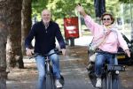 Amsterdam 22 augustus 2026
Caroline Tensen en haar man Ernst-Jan Smids op de fiets in Amsterdam zuid 