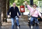 Amsterdam 22 augustus 2026
Caroline Tensen en haar man Ernst-Jan Smids op de fiets in Amsterdam zuid 