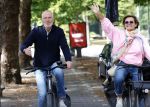 Amsterdam 22 augustus 2026
Caroline Tensen en haar man Ernst-Jan Smids op de fiets in Amsterdam zuid 