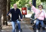Amsterdam 22 augustus 2026
Caroline Tensen en haar man Ernst-Jan Smids op de fiets in Amsterdam zuid 