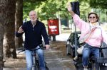 Amsterdam 22 augustus 2026
Caroline Tensen en haar man Ernst-Jan Smids op de fiets in Amsterdam zuid 