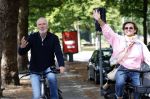 Amsterdam 22 augustus 2026
Caroline Tensen en haar man Ernst-Jan Smids op de fiets in Amsterdam zuid 