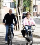 Amsterdam 22 augustus 2026
Caroline Tensen en haar man Ernst-Jan Smids op de fiets in Amsterdam zuid 