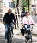Amsterdam 22 augustus 2026
Caroline Tensen en haar man Ernst-Jan Smids op de fiets in Amsterdam zuid 