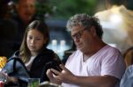 Amsterdam 20 augustus 2026
Dirk Zeelenberg met zijn dochter Bobbi aan het lunchen in Amsterdam zuid.