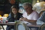 Amsterdam 20 augustus 2026
Dirk Zeelenberg met zijn dochter Bobbi aan het lunchen in Amsterdam zuid.