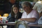 Amsterdam 20 augustus 2026
Dirk Zeelenberg met zijn dochter Bobbi aan het lunchen in Amsterdam zuid.