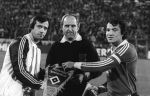 Eindhoven, 22 Oktober 1980
2e ronde UEFA Cup PSV-HSV eindstand 1-1
Felix Magath Willy v d Kuijlen en Scheidsrechter Karoly Palotai