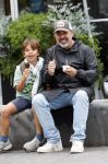 Amsterdam 21 augustus 2026
Horace Cohen en zijn zoontje eten een ijsje 