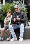 Amsterdam 21 augustus 2026
Horace Cohen en zijn zoontje eten een ijsje 