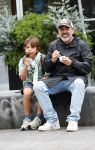 Amsterdam 21 augustus 2026
Horace Cohen en zijn zoontje eten een ijsje 