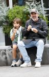 Amsterdam 21 augustus 2026
Horace Cohen en zijn zoontje eten een ijsje 