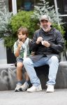 Amsterdam 21 augustus 2026
Horace Cohen en zijn zoontje eten een ijsje 
