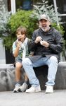 Amsterdam 21 augustus 2026
Horace Cohen en zijn zoontje eten een ijsje 