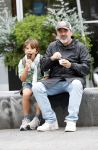 Amsterdam 21 augustus 2026
Horace Cohen en zijn zoontje eten een ijsje 