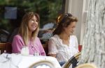 Amsterdam 31 juli 2026
Isa Hoes met een vriendin op terras in Amsterdam zuid 