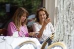 Amsterdam 31 juli 2026
Isa Hoes met een vriendin op terras in Amsterdam zuid 