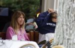 Amsterdam 31 juli 2026
Isa Hoes met een vriendin op terras in Amsterdam zuid 
