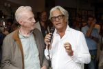 Blaricum 20 augustus 2026
Andre v Duin krijgt uit handen van Jacques Walch het eerste magazine overhandigd van makelaarskantoor Voorma en Walch.