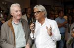 Blaricum 20 augustus 2026
Andre v Duin krijgt uit handen van Jacques Walch het eerste magazine overhandigd van makelaarskantoor Voorma en Walch.