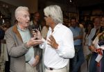 Blaricum 20 augustus 2026
Andre v Duin krijgt uit handen van Jacques Walch het eerste magazine overhandigd van makelaarskantoor Voorma en Walch.