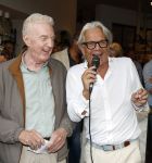 Blaricum 20 augustus 2026
Andre v Duin krijgt uit handen van Jacques Walch het eerste magazine overhandigd van makelaarskantoor Voorma en Walch.