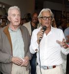 Blaricum 20 augustus 2026
Andre v Duin krijgt uit handen van Jacques Walch het eerste magazine overhandigd van makelaarskantoor Voorma en Walch.
