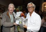 Blaricum 20 augustus 2026
Andre v Duin krijgt uit handen van Jacques Walch het eerste magazine overhandigd van makelaarskantoor Voorma en Walch.
