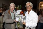 Blaricum 20 augustus 2026
Andre v Duin krijgt uit handen van Jacques Walch het eerste magazine overhandigd van makelaarskantoor Voorma en Walch.