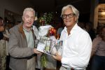 Blaricum 20 augustus 2026
Andre v Duin krijgt uit handen van Jacques Walch het eerste magazine overhandigd van makelaarskantoor Voorma en Walch.