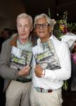 Blaricum 20 augustus 2026
Andre v Duin krijgt uit handen van Jacques Walch het eerste magazine overhandigd van makelaarskantoor Voorma en Walch.