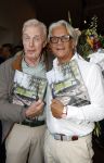 Blaricum 20 augustus 2026
Andre v Duin krijgt uit handen van Jacques Walch het eerste magazine overhandigd van makelaarskantoor Voorma en Walch.