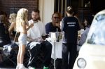 Amsterdam 26 augustus 2026
Lars Veldwijk op terras in Amsterdam zuid . Ook zijn dochter is erbij 