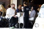 Amsterdam 26 augustus 2026
Lars Veldwijk op terras in Amsterdam zuid . Ook zijn dochter is erbij 