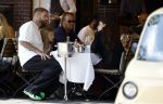 Amsterdam 26 augustus 2026
Lars Veldwijk op terras in Amsterdam zuid . Ook zijn dochter is erbij 