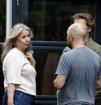 Hoogland 29 augustus 2026
Linda de Mol en haar partner Jeroen Rietbergen gaan winkeles bij BOBS in Hoogland . Eigenaar Bob Reijnders vangt ze op.
