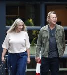 Hoogland 29 augustus 2026
Linda de Mol en haar partner Jeroen Rietbergen gaan winkeles bij BOBS in Hoogland . Eigenaar Bob Reijnders vangt ze op.