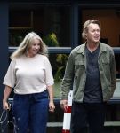 Hoogland 29 augustus 2026
Linda de Mol en haar partner Jeroen Rietbergen gaan winkeles bij BOBS in Hoogland . Eigenaar Bob Reijnders vangt ze op.