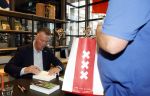 Amstelveen 15 augustus 2026
Louis v Gaal signeert bij boekhandel Venstra in het Stadshart .