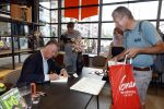 Amstelveen 15 augustus 2026
Louis v Gaal signeert bij boekhandel Venstra in het Stadshart .